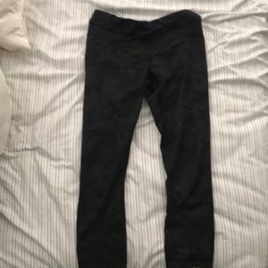 Lululemon Size 4 Pace Rival Black Camo Print Crop